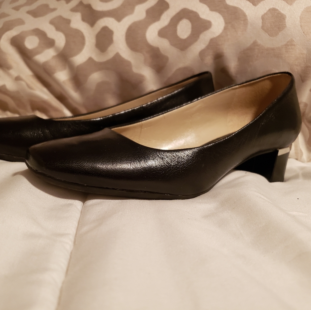 Naturalizer black pumps 5.5